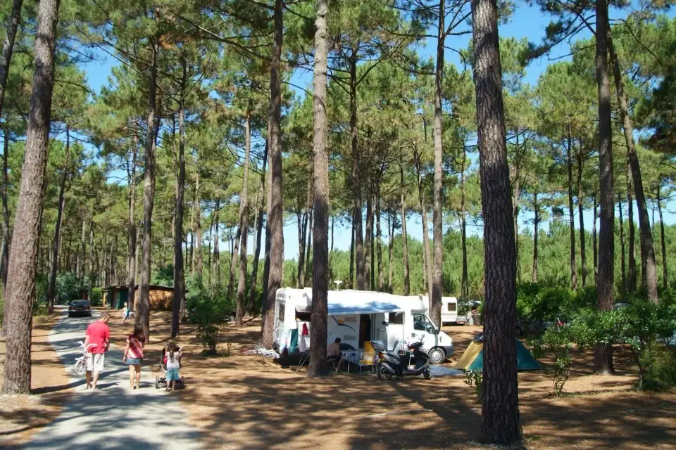 camping lac de Lacanau emplacement camping car