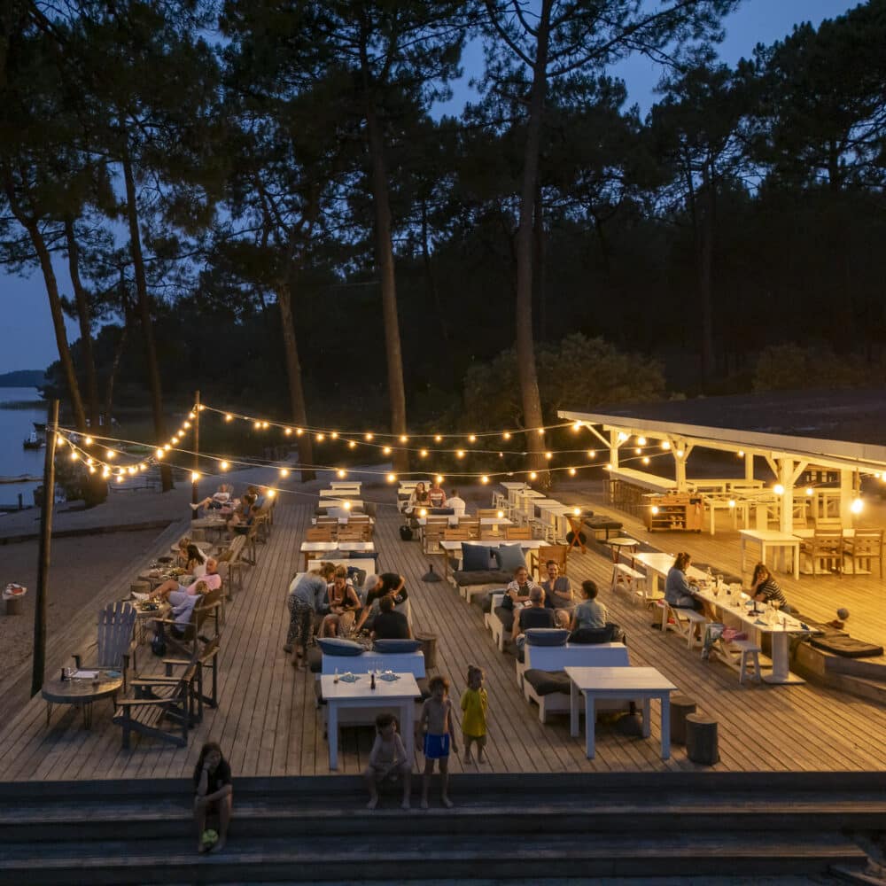 terraza exterior junto al lago Lacanau
